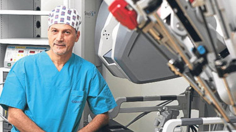 Ameliyathanede robot çalışıyor