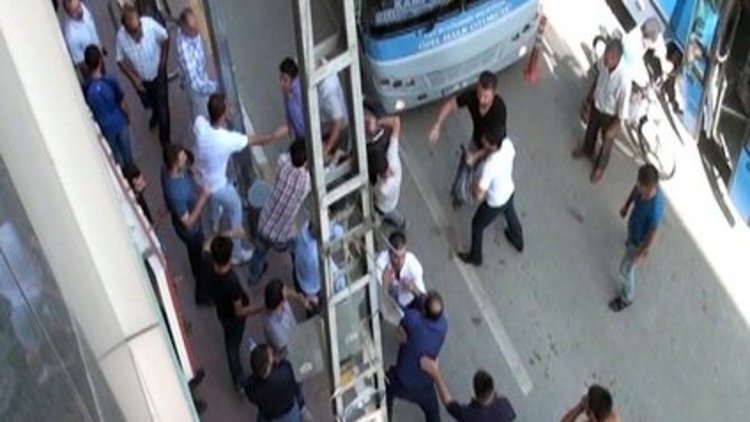 Otobüs şöförüyle vatandaş sokakta kavga etti