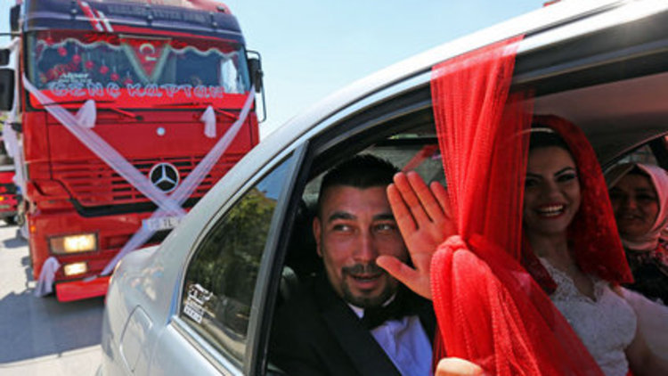 Çekicili düğün konvoyu