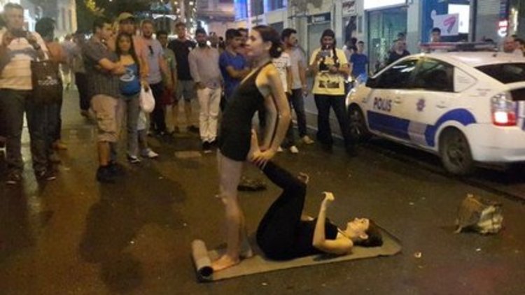 İstiklal Caddesi'nde yoga seansı