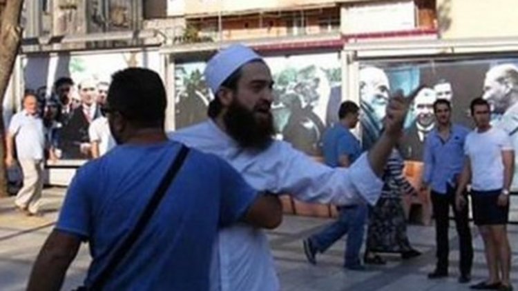 ''Yahudi müziği yapıyor'' diyerek saldırdı