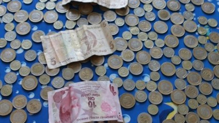 Dilencinin üzerinden 16 bin 600 lira para çıktı