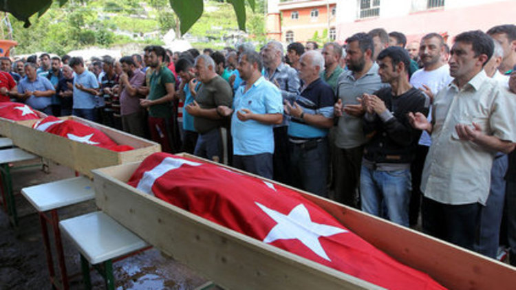 Hopa'da yaşamını yitirenler lazca ağıtlarla uğurlandı