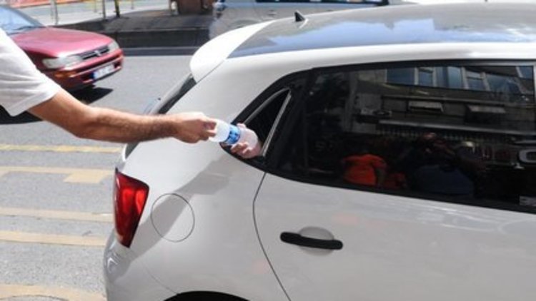 Otomobilde mahsur kaldı