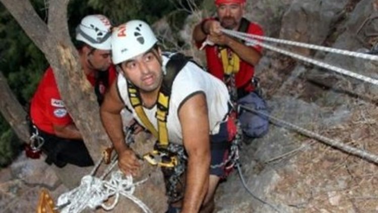 Uçurumun kenarında mahsur kaldı