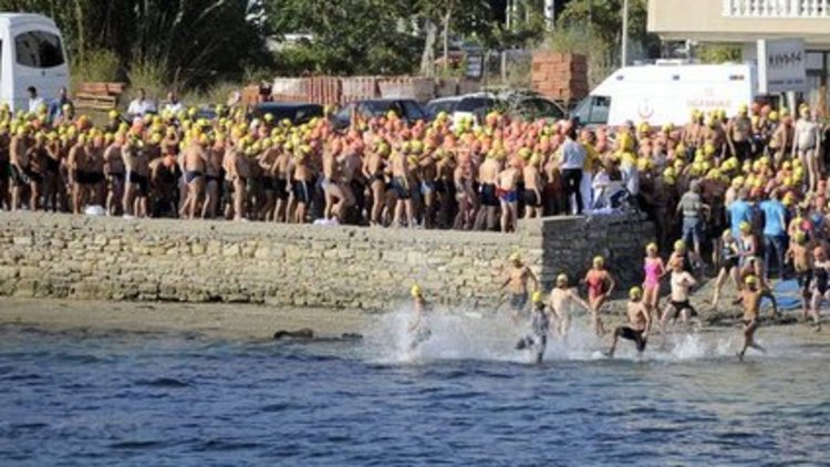 Birincilik için kulaç attılar