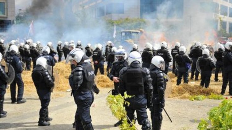 Çiftçi isyanı polislere zor anlar yaşattı 