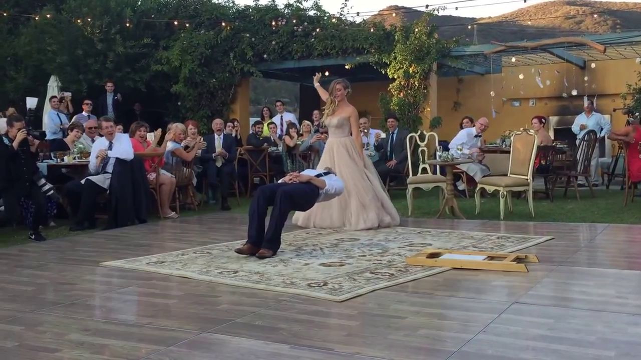 Танец жениха и невесты. Свадебный танец смешной. Танец жениха и невесты на свадьбе. Четыре свадьбы.