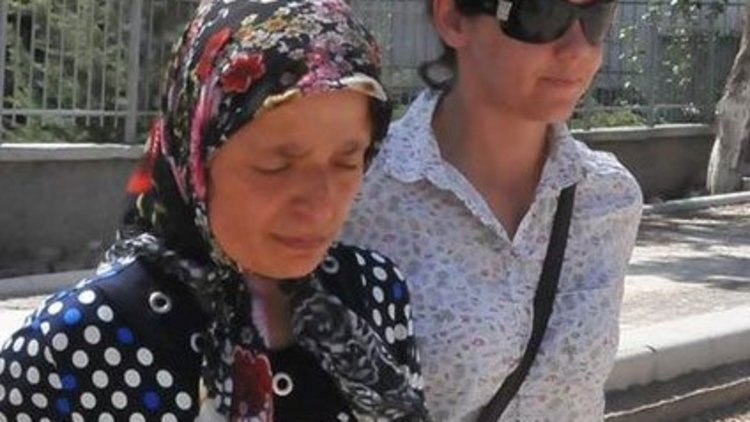 Ağlayan bebeğini yere attı