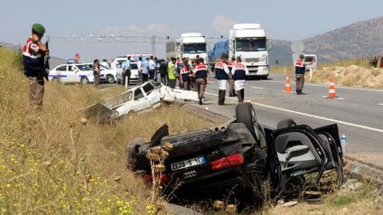 Vekilin aracı kaza yaptı: 2 ölü, 6 yaralı