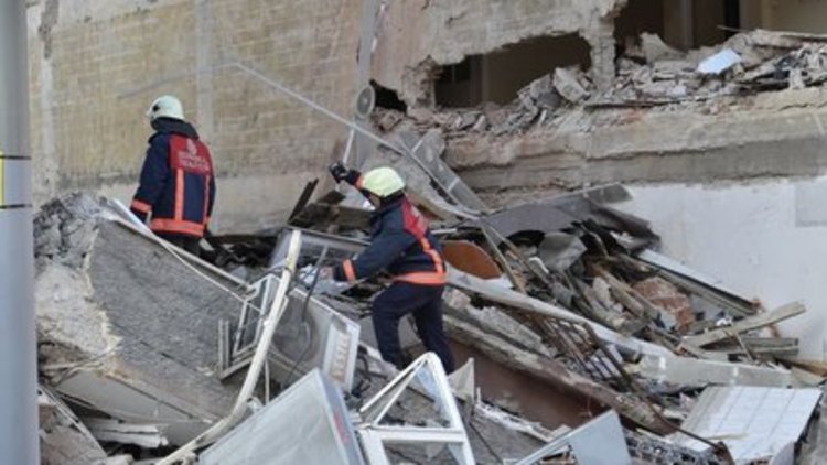 Üsküdar&#039;da 4 katlı bina çöktü, 1 işçi hayatını kaybetti