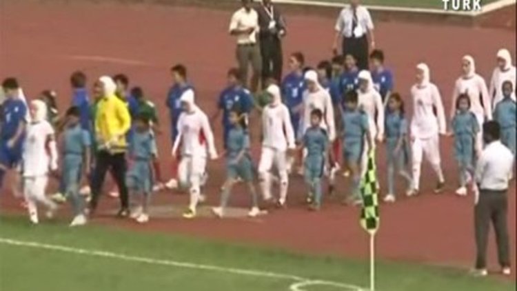 Kadın futbolcuya koca engeli