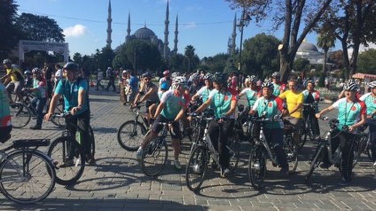 Otomobilsiz bir gün için pedal çevirdiler