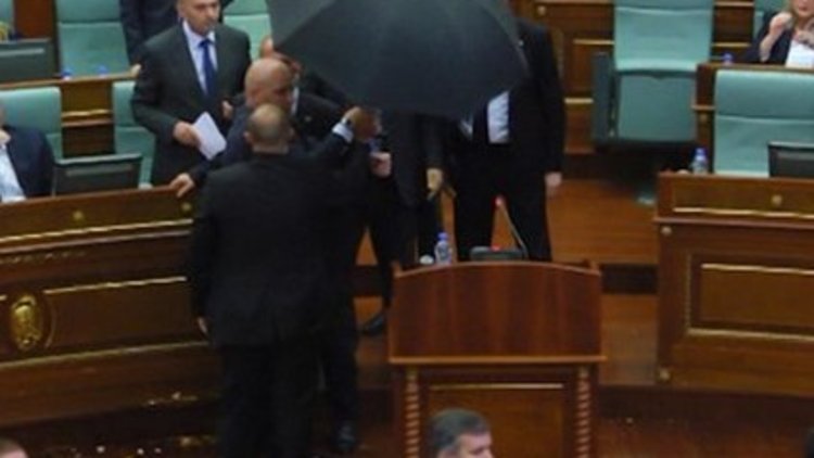 Kosova'da yumurtalı protesto 