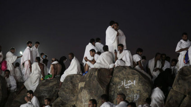 Hacı adayları ihramlarına giyerek Arafat'a çıktı