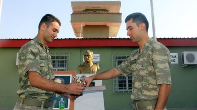 Askerlerin türkülü bayram kutlaması