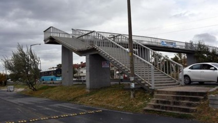 Üst geçitin çıkışı var ama inişi yok