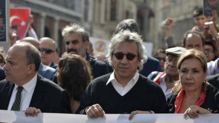 Gazeteciler İstiklal Caddesi&#039;nde Ahmet Hakan için yürüdü