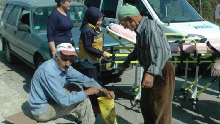 Üzeri çamurlu işçi sedyeye binmek istemedi