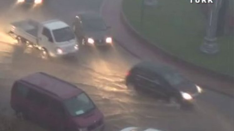 Şiddetli yağış sonucu işyerlerini su bastı