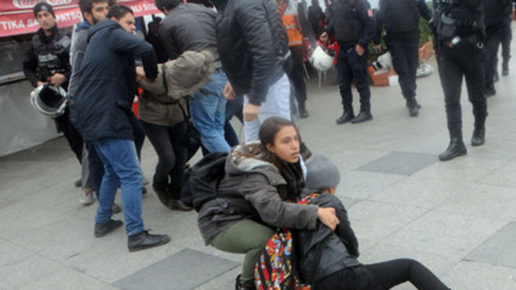 Protesto yürüyüşüne polis müdahalesi
