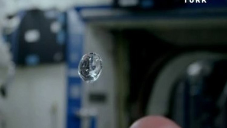 Uzayda su balonu deneyi yaptılar