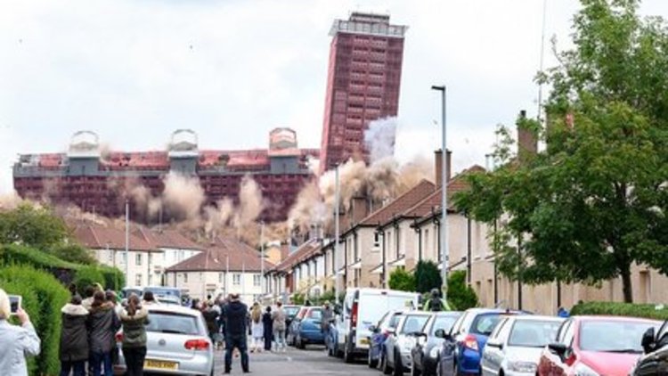 Binalar saniyeler içinde yerle bir oldu
