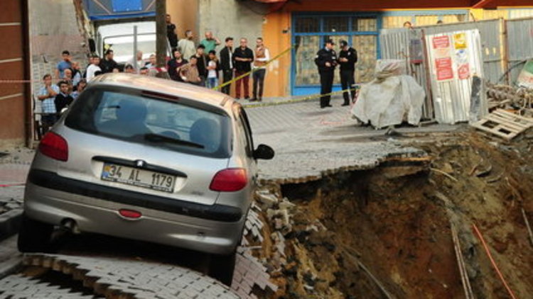 Kağıthane'de göçük oluştu