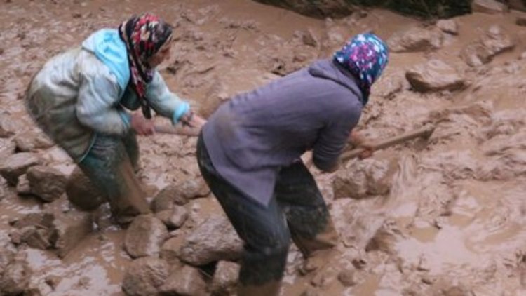 Yoğun yağış Rize'yi vurdu