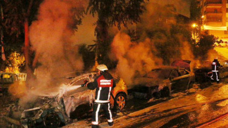 Beyoğlu'nda 5 araç kundaklandı