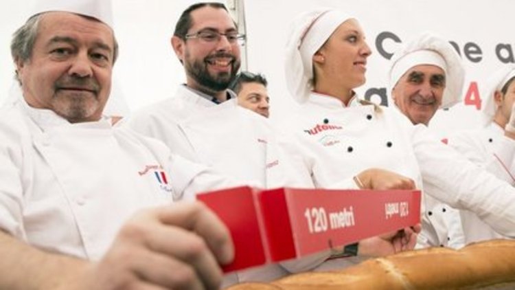 İtalya'da 122 metre uzunluğunda ekmek yapıldı