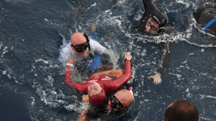 Rekor denemesinde bayıldı