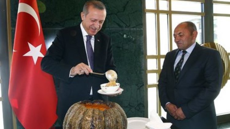 Cumhurbaşkanı Erdoğan aşure dağıttı
