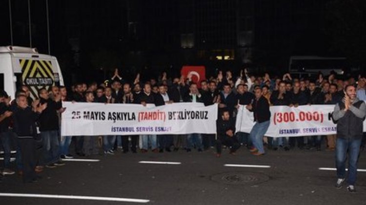 Servis şoförleri plaka eylemi yaptı