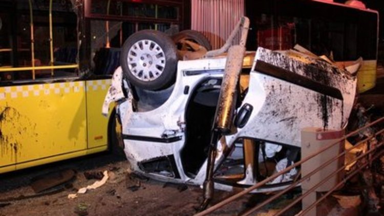 Metrobüs yolunda kaza