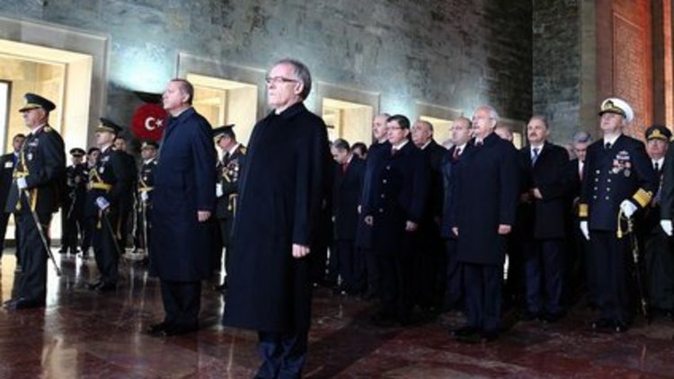 Devlet erkanı Anıtkabir&#039;i ziyaret etti