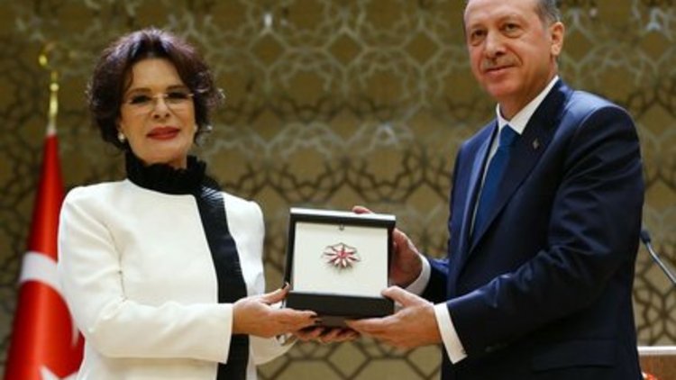 Münir Özkul'a büyük ödül