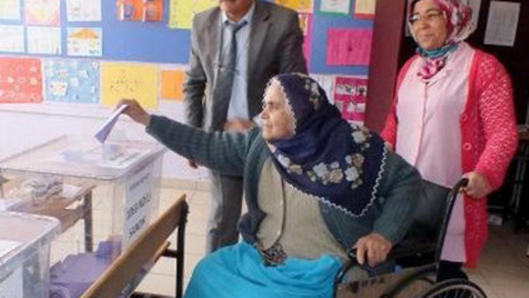 Sağlık sorunları oy kullanmalarına engel olamadı