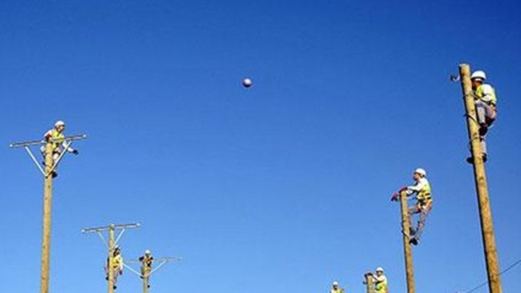 Elektrik direğinde voleybol maçıyla eğitim