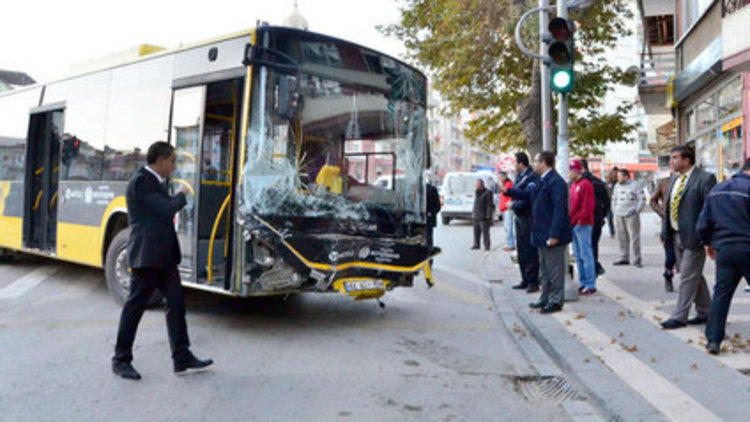 Direksiyon başında kalp krizi geçirdi, 11 araca çarptı