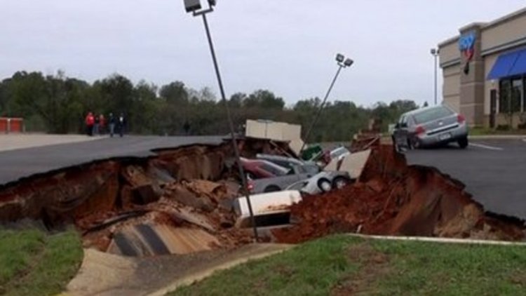 5 metrelik çukur otomobilleri yuttu