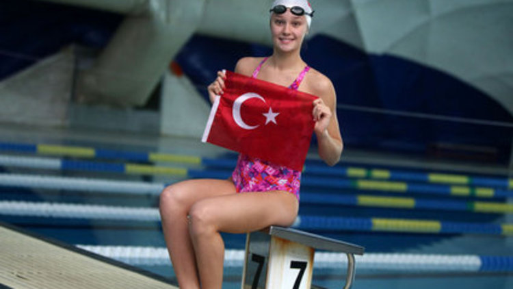 Milli yüzücü altın madalya kazandı