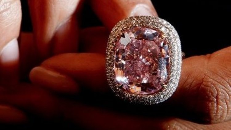 &quot;Pembe Elmas&quot; rekor fiyata satıldı