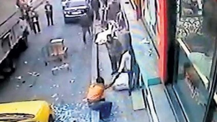 Camdan attılar, yetmedi dövdüler