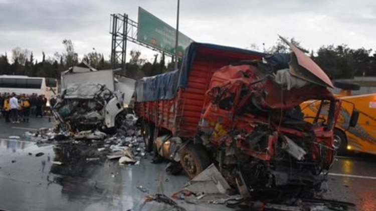 TEM Otoyolu'nda zincirleme kaza: 6 yaralı