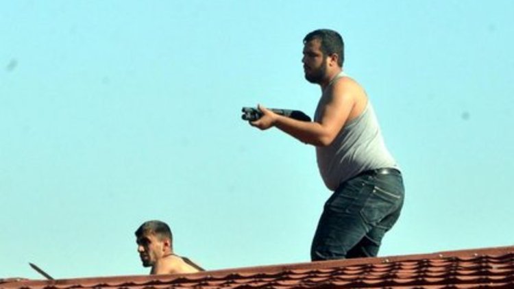 Kaçak büfe yıkımında çatışma çıktı