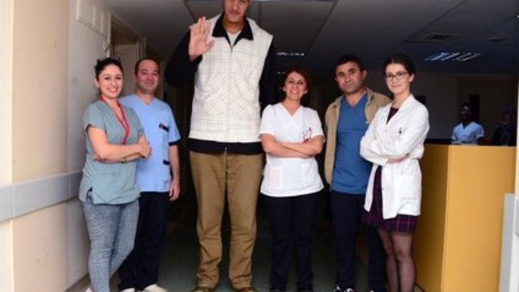 "Gigantizm" hastası genç tedavi altına alındı