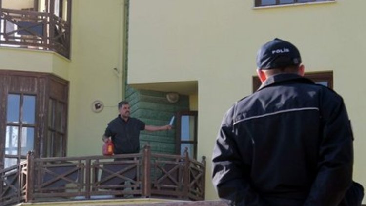 Hem kira ödemedi, hem de evden çıkmak istemedi