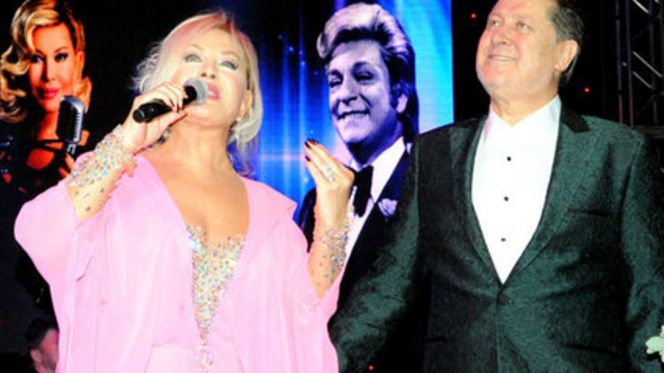 Emel Sayın ve Ahmet Özhan Zeki Müren'i şarkılarla andılar