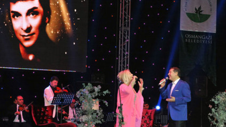 Zeki Müren'in özel kostümlerinden oluşan fotoğraf sergisi ziyarete açıldı